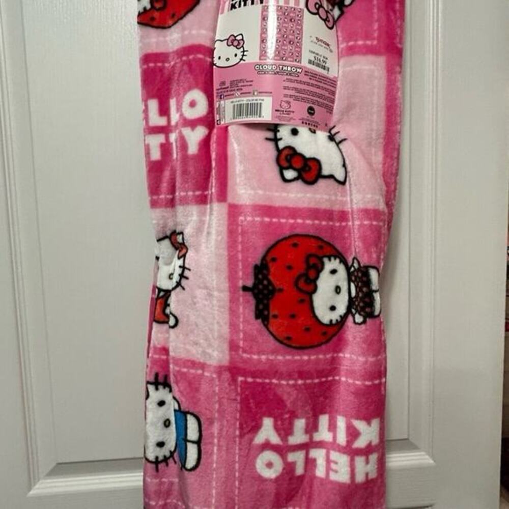 Hello‎ Kitty NWT Color Me Pink Strawberry throw blanket